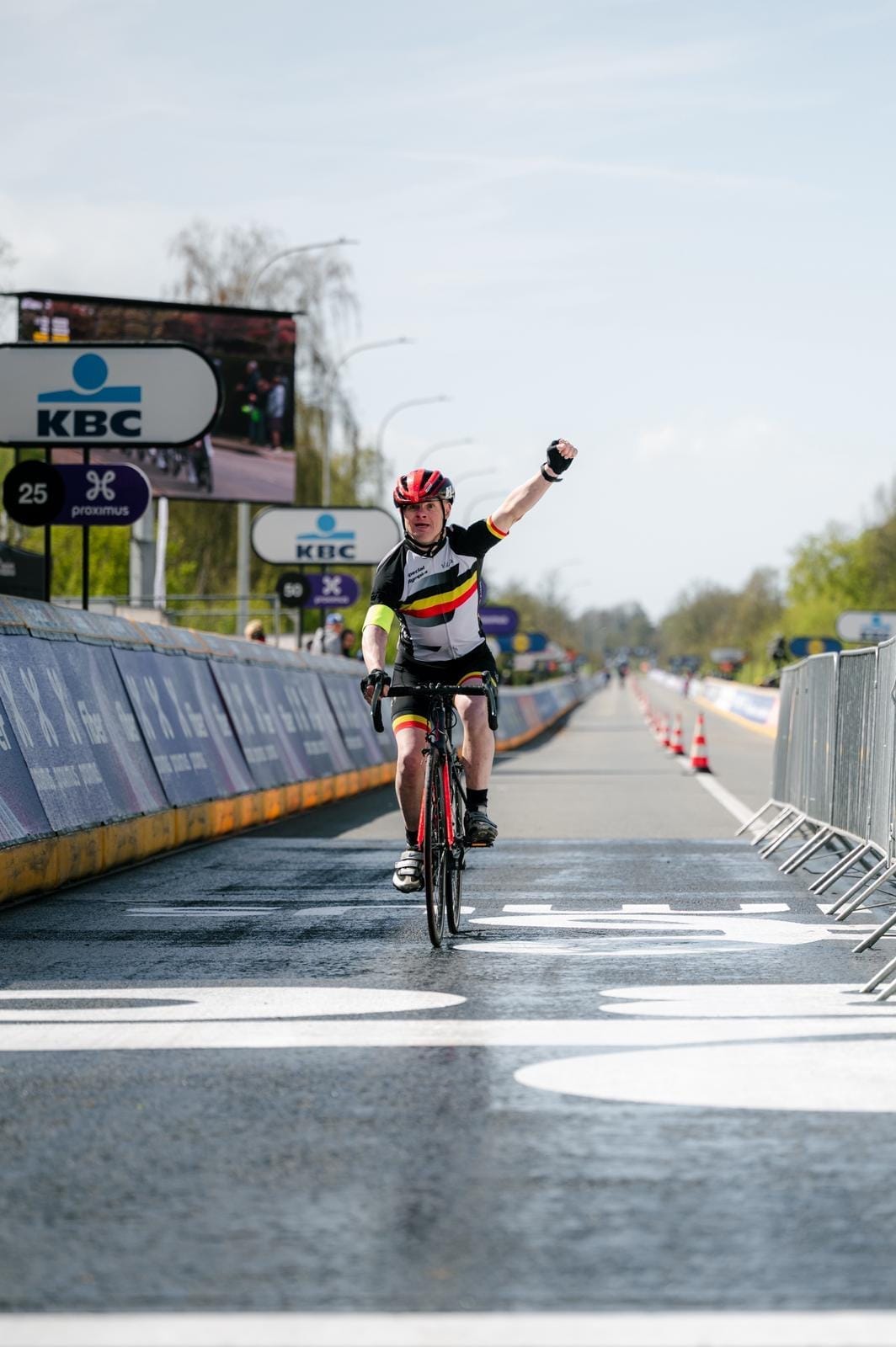 Ronde van Vlaanderen 2026 - renner viert op de finishlijn