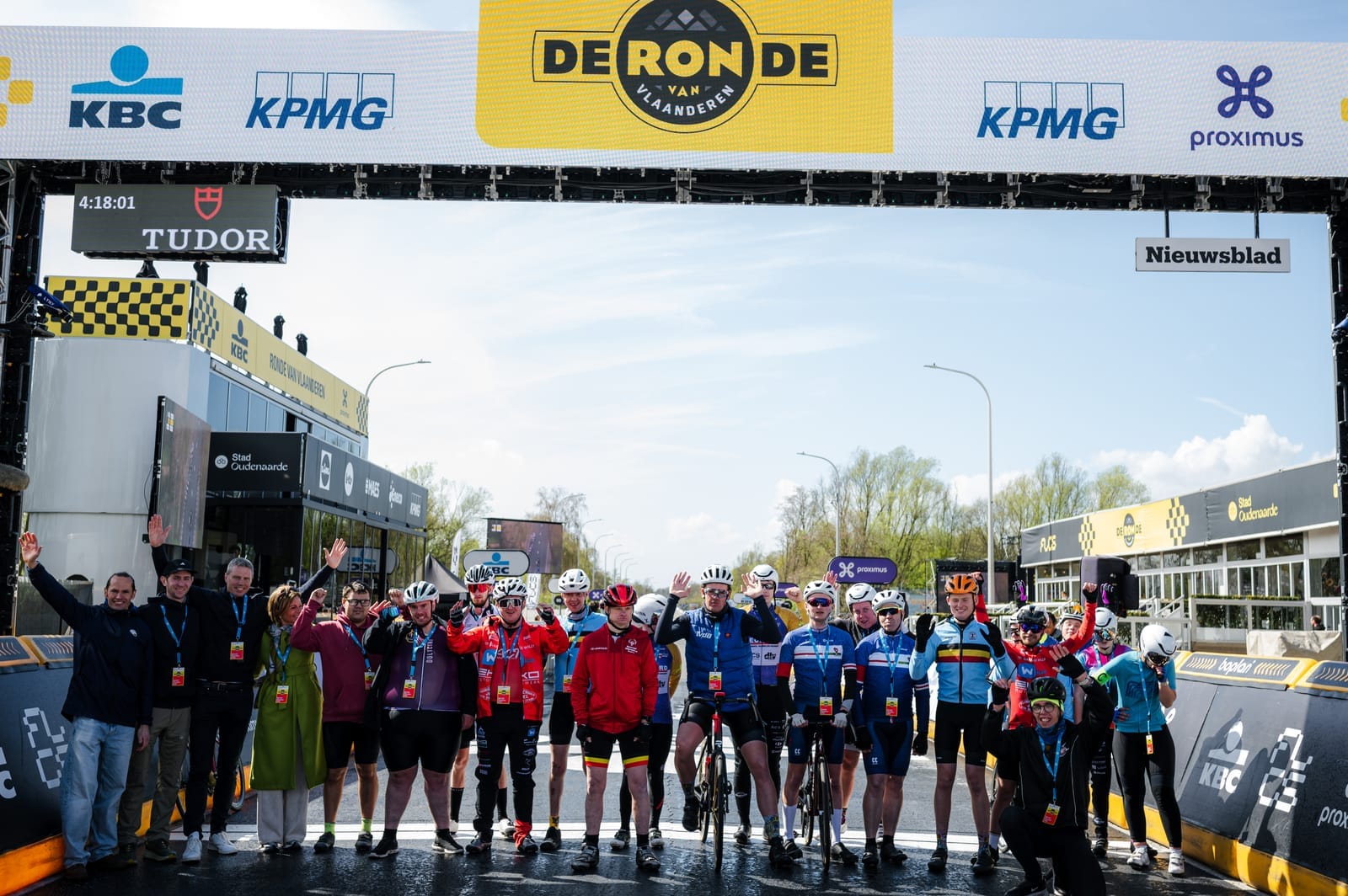 Ronde van Vlaanderen 2026 - Special Olympics renner passeert de finishlijn